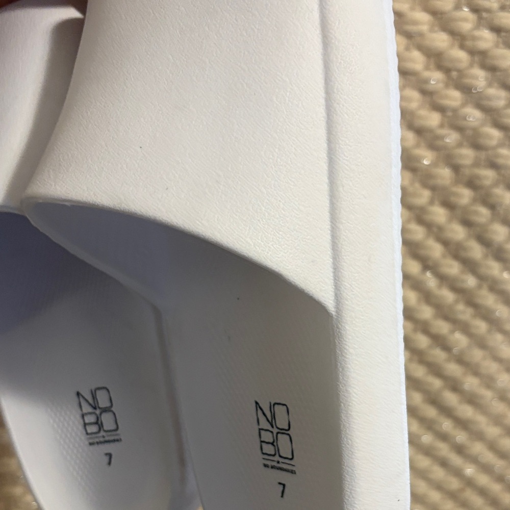 No Boundaries Classic White Slides - Picture 10 of 13